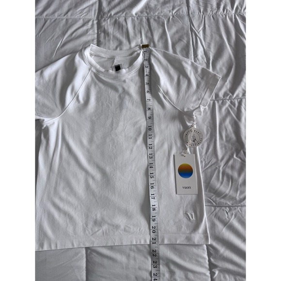 New Vuori Woman's S/S Seamless Surge Tee Size Medium White VW1197 NWT - Picture 2 of 7
